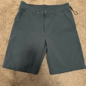 Under Armour Golf Shorts - Men’s size 30 waist - like new